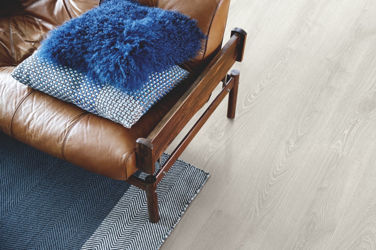 Ламинат Pergo Skara Pro Дуб Студийный L1251-03867 1380×190×9 фото в интерьере